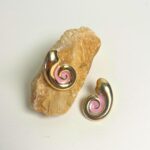 Deniz Salyangozu Pembe Detaylı Gold Küpe