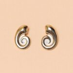 Beyaz Spiral Detaylı Çelik Küpe