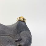 Beyaz Taşlı Taç Detaylı Vintage Yüzük