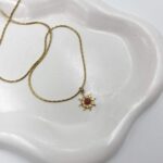 Kırmızı Detaylı Güneş Kolye - Gold